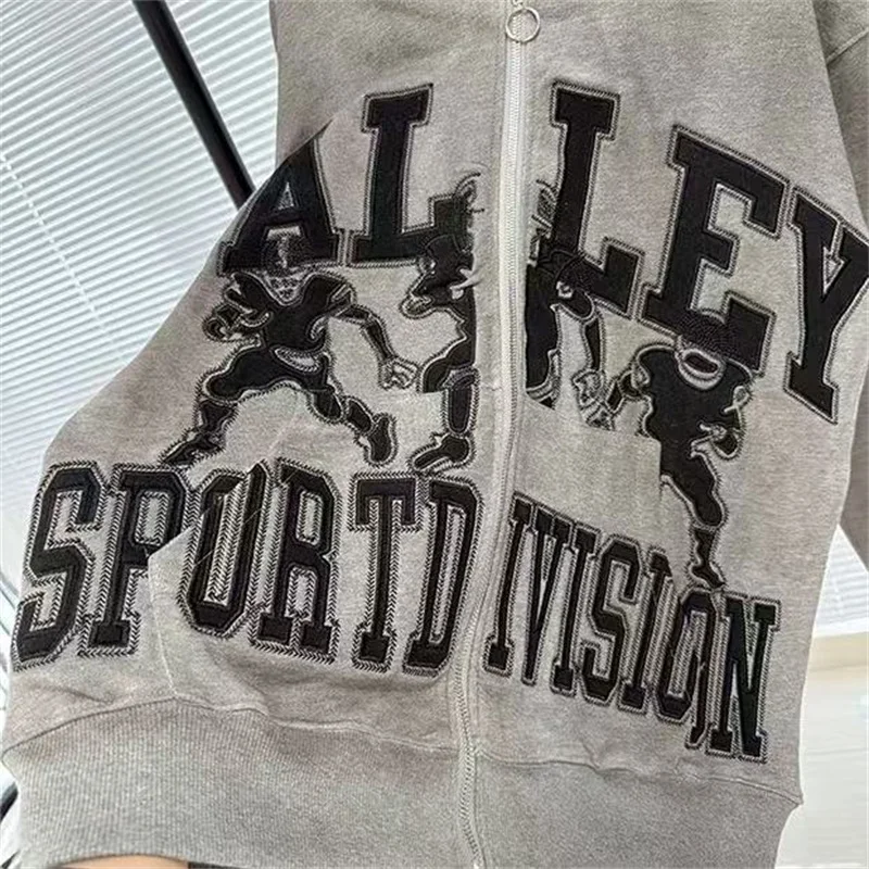 سترات رجالي رمادية مغسولة من VALLEY بشعار أمريكي عتيق مطرز بحروف كبيرة الحجم من القطن الخالص مع قلنسوة بسحاب