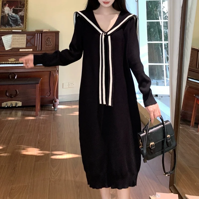 سترة محبوكة بمقاسات كبيرة مع ياقة دائرية وتنورة طويلة فضفاضة تغطي البطن لفصلي الخريف والشتاء بتصميم أنيق