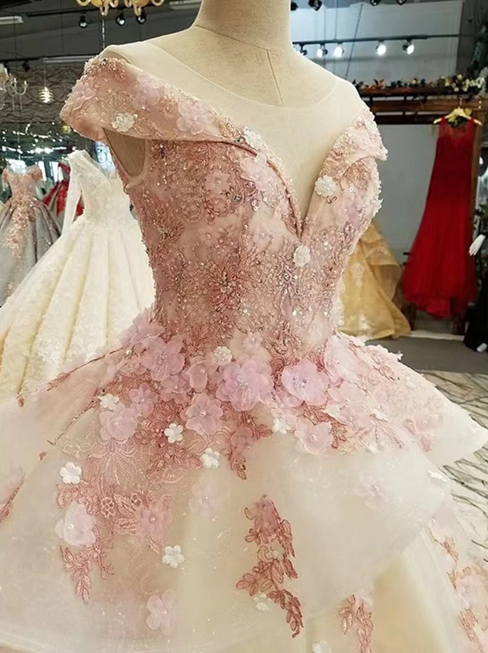 Affascinanti abiti Quinceanera con scollo a cuore rosa 2025 con spalle scoperte Fiore di pizzo Applique Party Princess Ball Gown Abiti da 15 anni