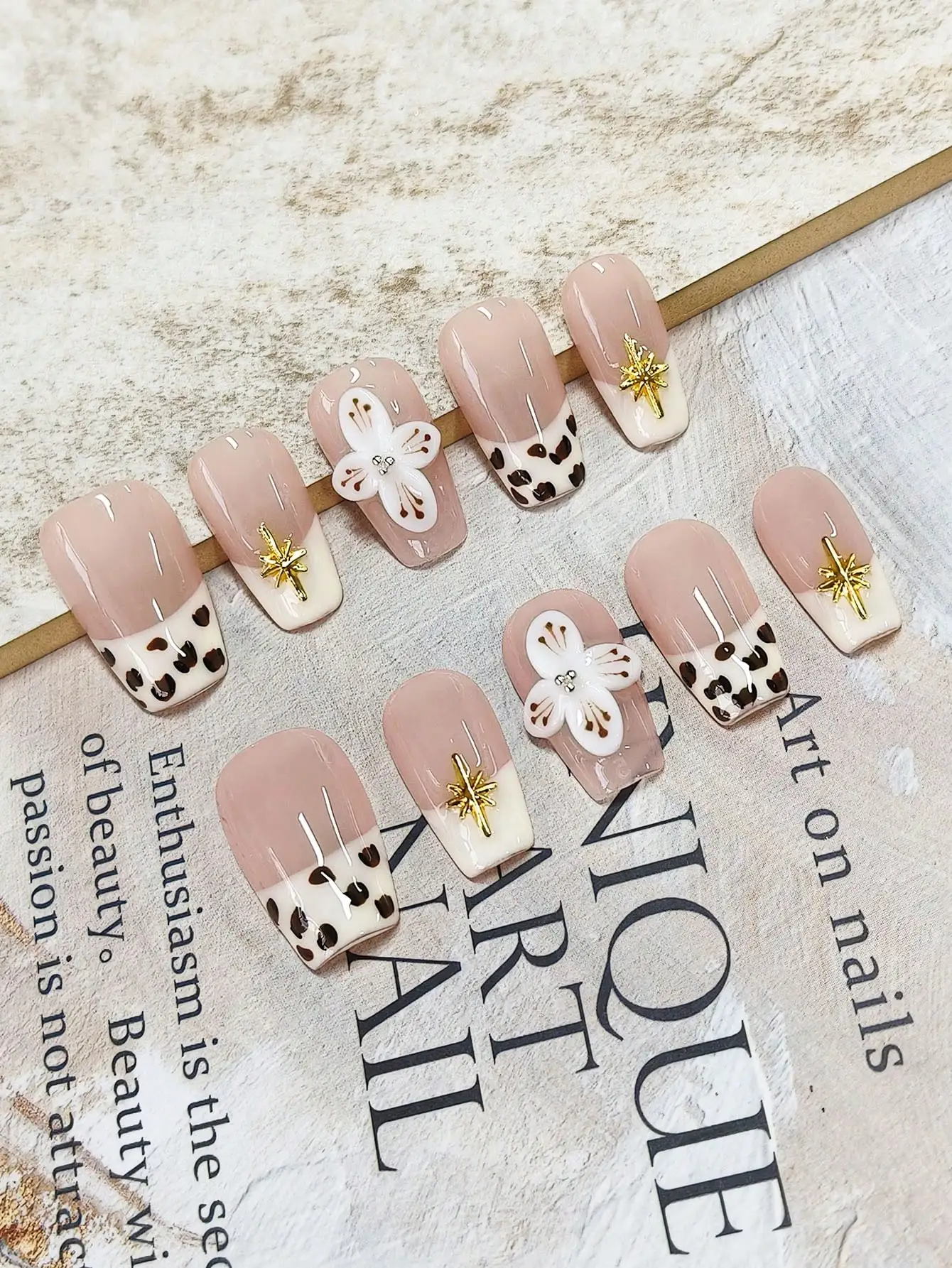 Nude Pink Leopard Print Four-Petal Flower Press-On Nails, 10-Piece Set, Brighten the Nail Surface, American Retro Style, Korean Pure Desire Style, for Daily Commuting, Store Visits, Dates, Hot Girl Photoshoots, Casual Denim Outfits.