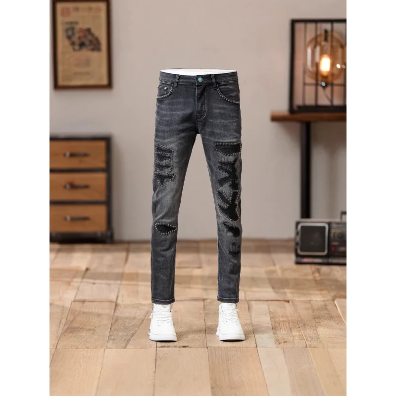 جينز شخصي بتصميم مزخرف لخرز الأظافر، رقع مثقوبة للرجال، مقاس نحيف عصري، سراويل رجالية صغيرة مستقيمة الساق في الشارع
