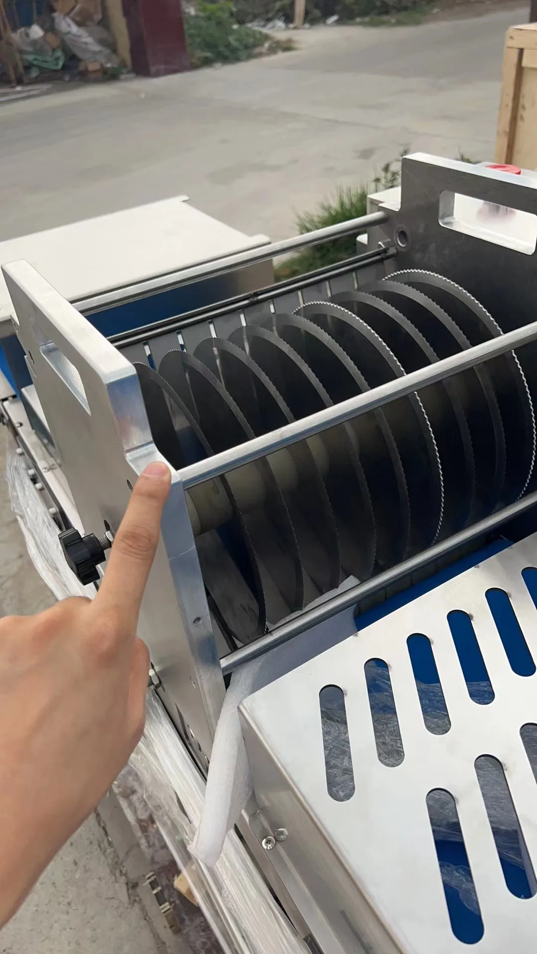 آلة تقطيع اللحوم الطازجة الكهربائية آلة تقطيع أسماك البطة والدجاج آلة نرد قطع الثدي