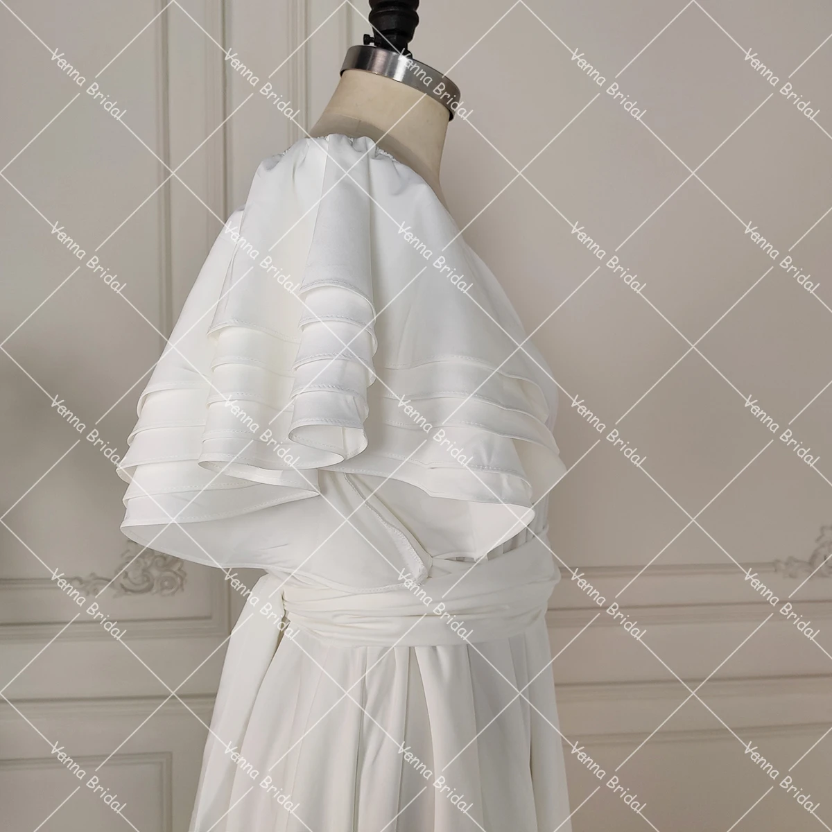 エンパイアウエスト コットンブレンド ブライダルドレス セルフタイベルト フロアレングス ティアード ショート フラッター スリーブ バックレス マタニティ ウェディングドレス