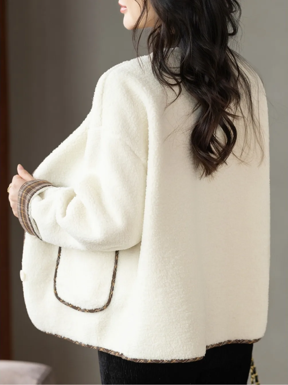 

Ladies Thiened Lamb Fur Particle Fce V-ne Coat Casual Loose Fit ort Sle Women's Winter Outerwear