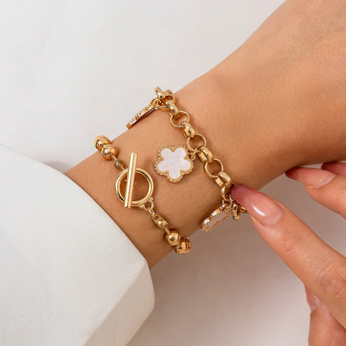 Pulsera lisa con diamantes de agua para mujer, brazalete de hierba de cinco hojas, diseño de alta calidad, joyería de trébol, 2024