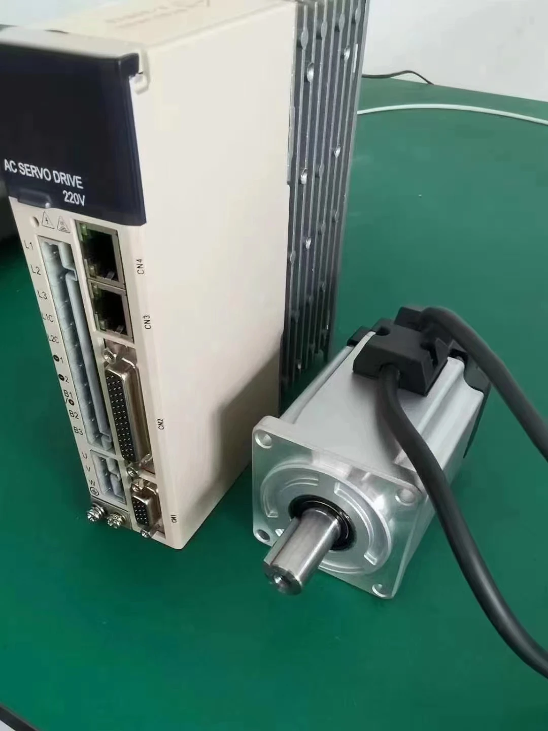 มอเตอร์เซอร์โว Sihong 200W คุณภาพมาตรฐาน CE ปี 2024 ขายดี ผลิตจากโรงงานมอเตอร์ Sihong ขนาด 60 มม. 220Vac 0.64nm พร้อมไดรเวอร์และตัวเข้ารหัสแบบ Absolute 17 บิต