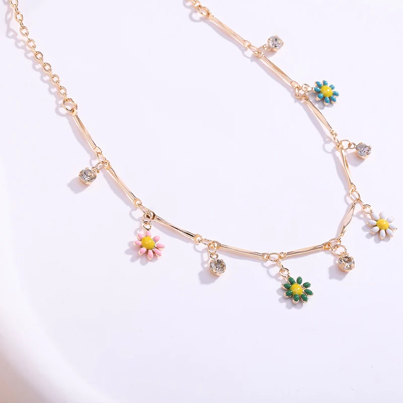 One Piece Fashion Delicate Colored Daisy Necklace For Women Jewelry Friends Jewelry Wholesale 2023