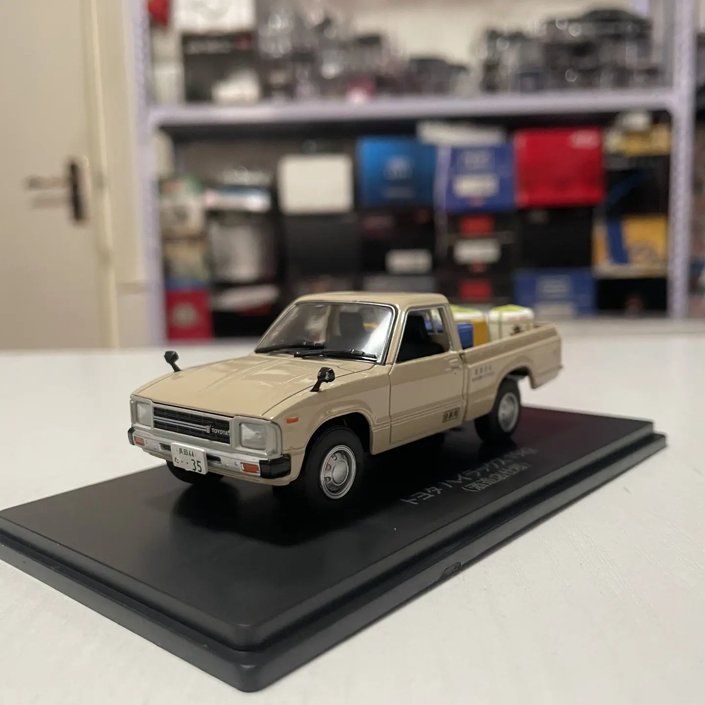 hachette-modele-de-camion-toyota-hilux-1982-en-alliage-moule-sous-pression-a-l'echelle-1-43-jouet-de-collection-souvenir-cadeau-pour-adultes-affichage-statique-nostalgie-classique
