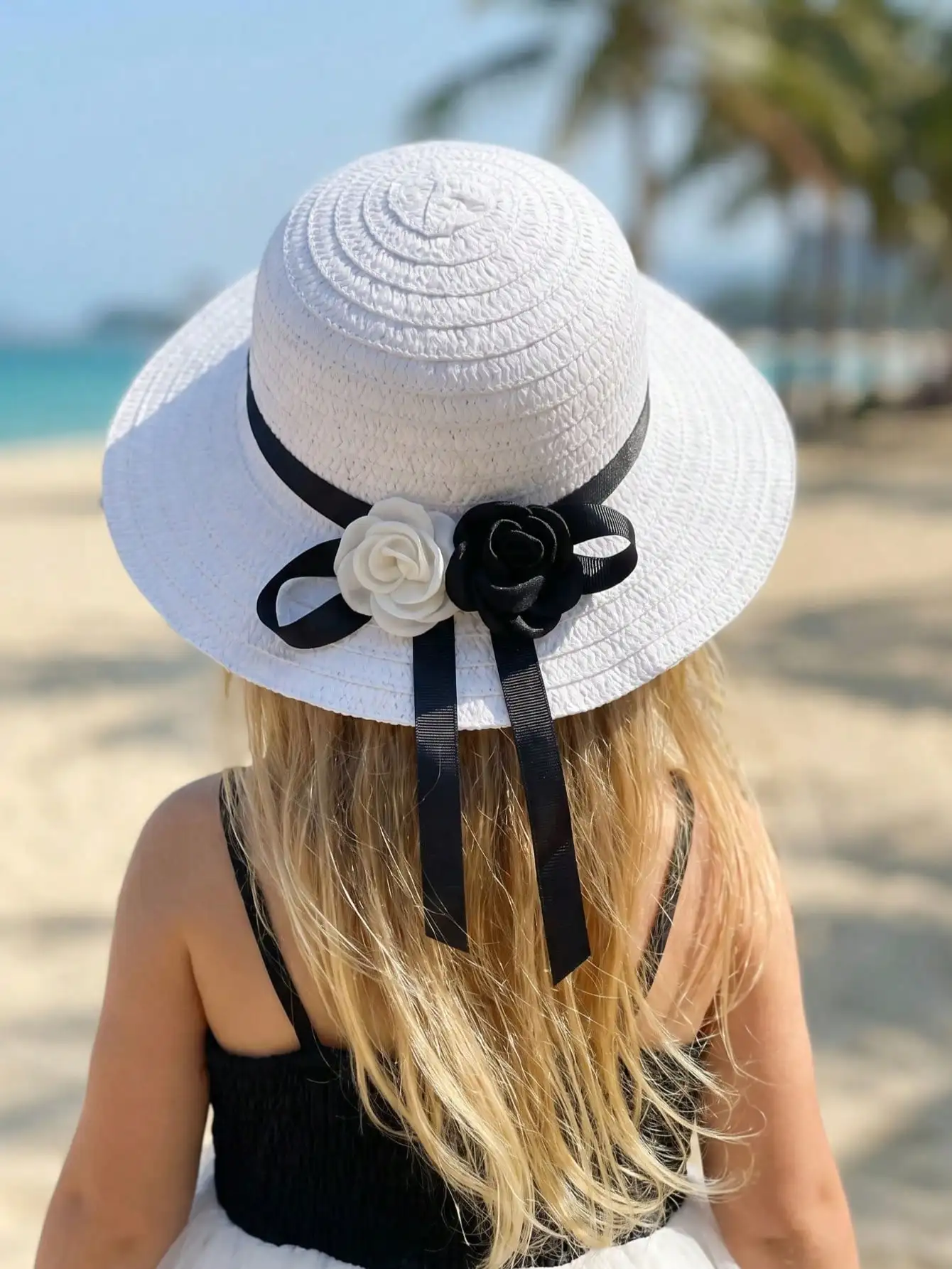 1 Stück weißer Strohhut für Mädchen im Alter von 3–8 Jahren mit schwarz-weißen Blumen und schwarzem Band, leichter Sommer-Sonnenhut