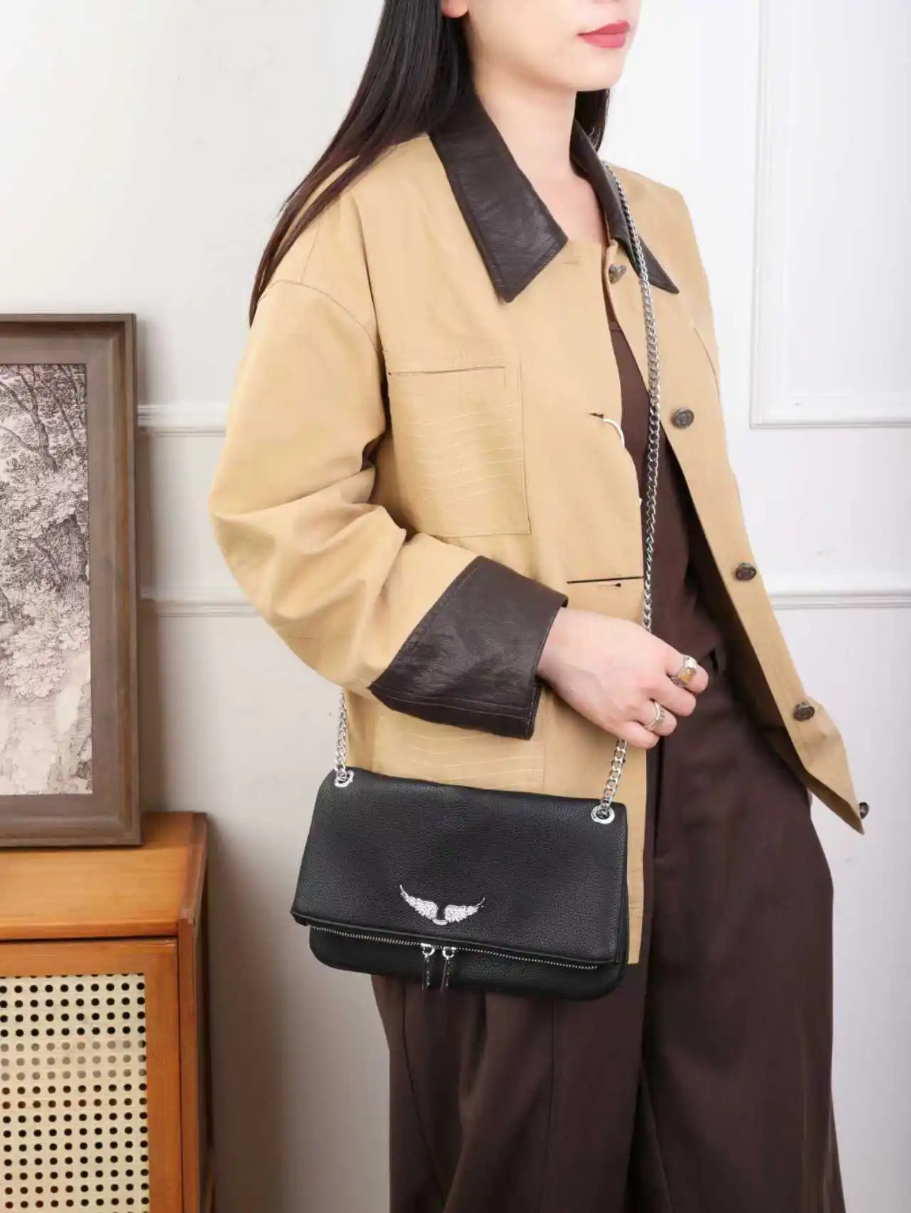 

Повседневная ретро-сумка, модель-конверт с вместительным отделением, регулируемый ремень через плечо, насыщенная текстура кожи, новинка 2026 года