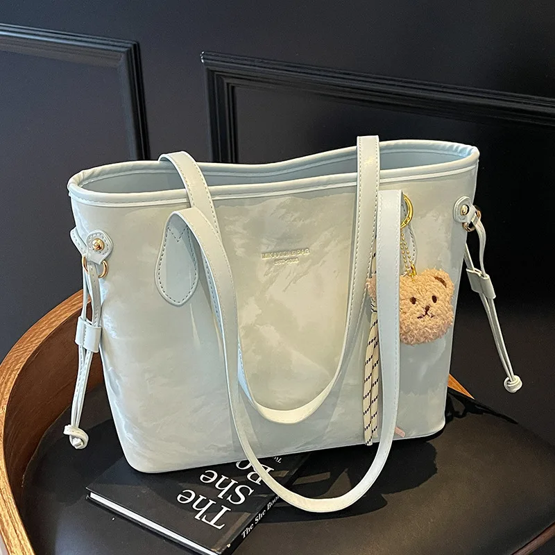 

Новая корейская сумка-тоут на одно плечо для женщин: простая элегантность, большая вместимость, модный дизайн, высокая эстетика