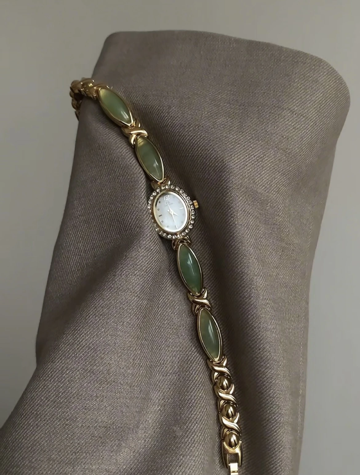 

Elegant women's watch with exquisite design, oval dial, green chalcedony, stylish bracelet watch, a gift for women