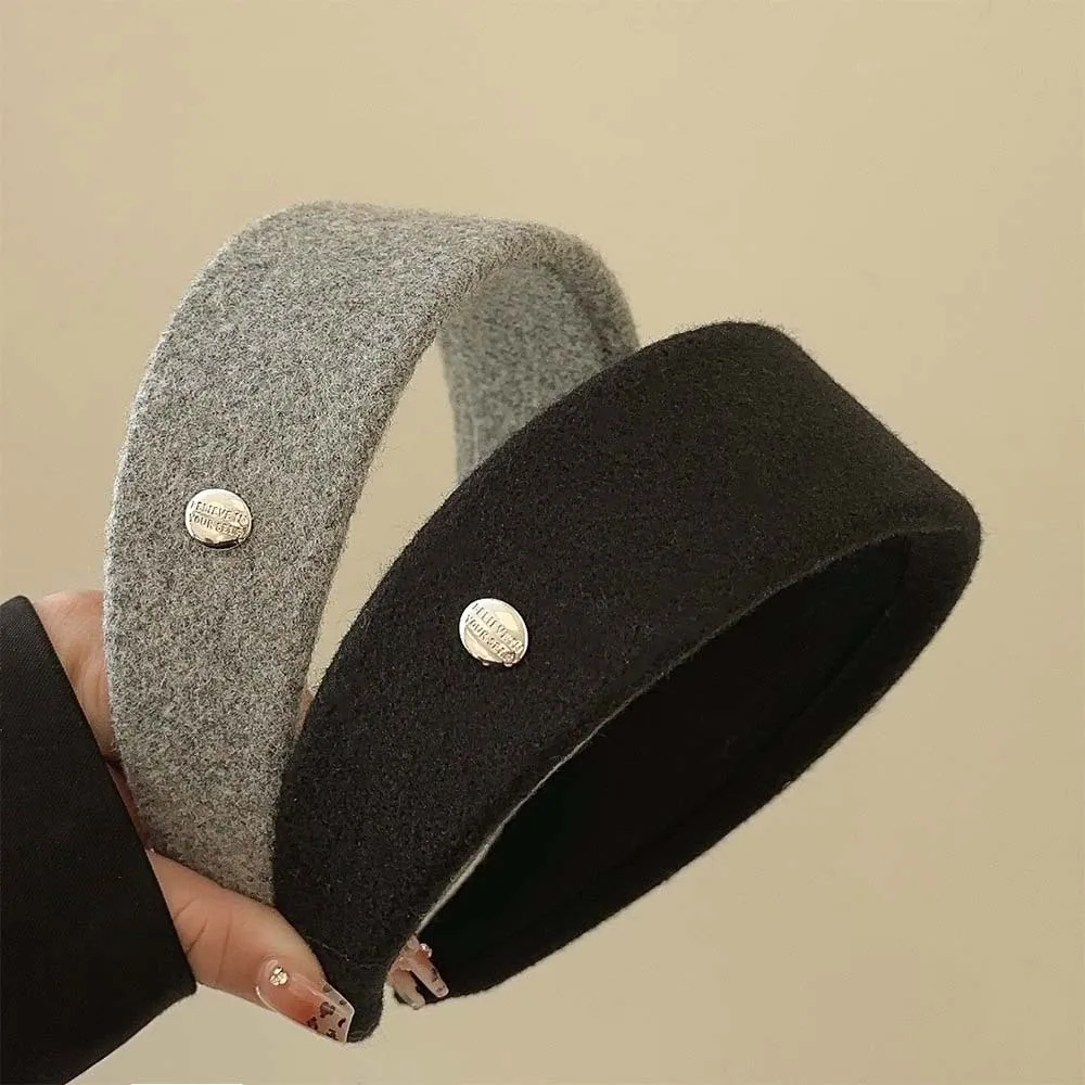 Luxury Wool Felt Wide Headband Silver Emblem Korean Dongdaemun 2025 Autumn Winter Elegant Hairpiece Soft Touch Hair Accessory