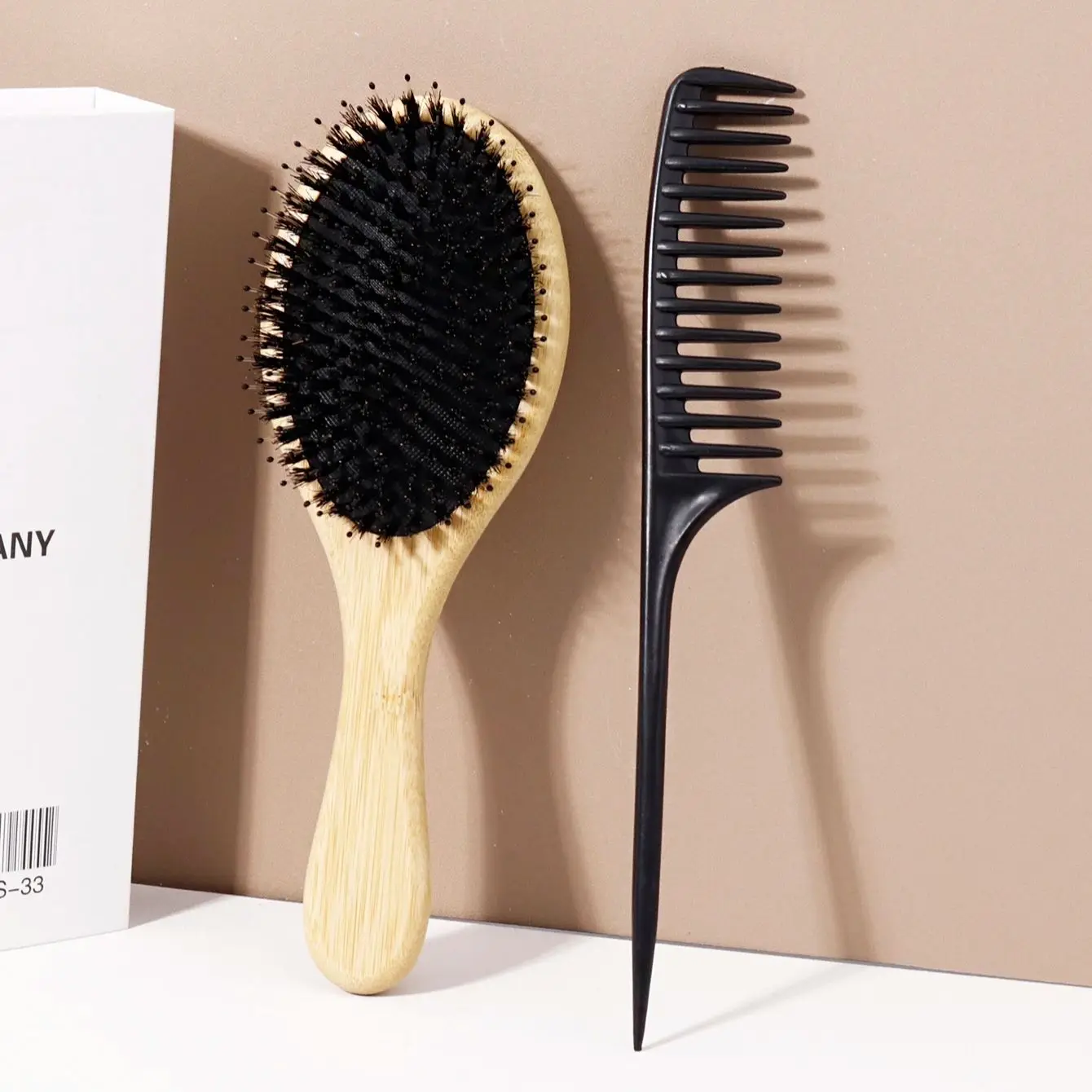 

2 шт./компл., расческа из мягкой древесины, расческа с широкими зубьями и заостренным кончиком, массажная, антистатическая, специально разработана для париков из натуральных волос.