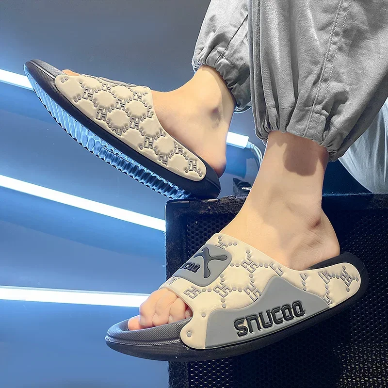 Modne męskie kapcie Lekkie buty plażowe Para butów w stylu casual Antypoślizgowe kapcie łazienkowe Męskie buty ogrodowe na zewnątrz
