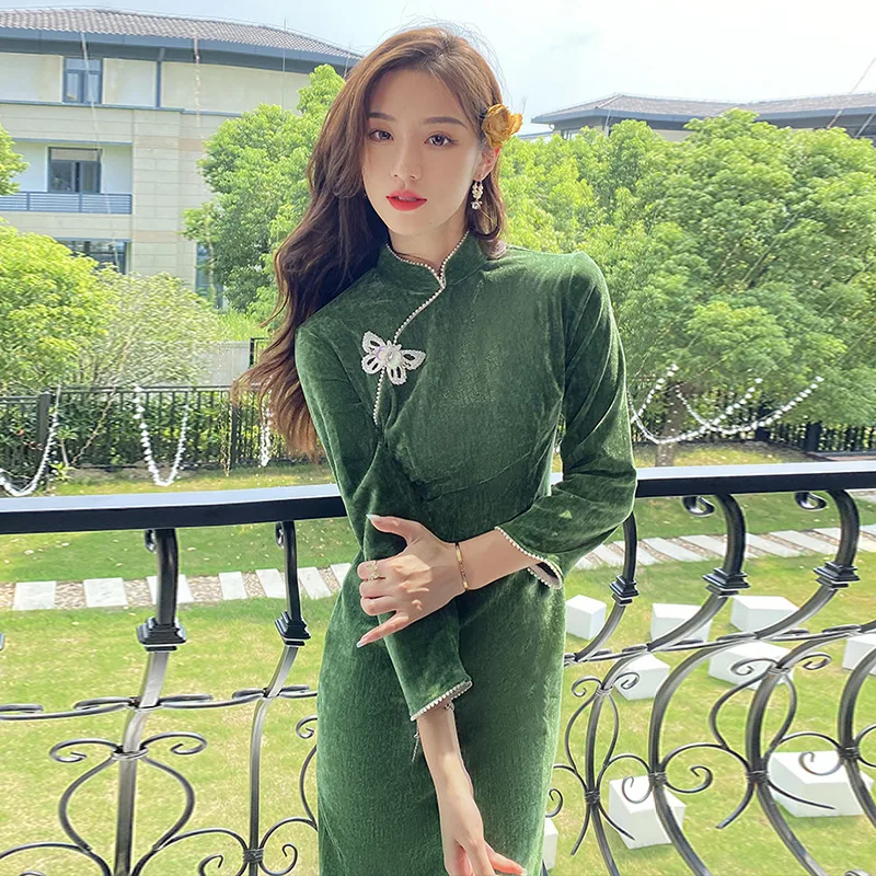 

Long sleeved cheongsam 2022 new green velvet improved young style retro Republic of China long style high-end temperament