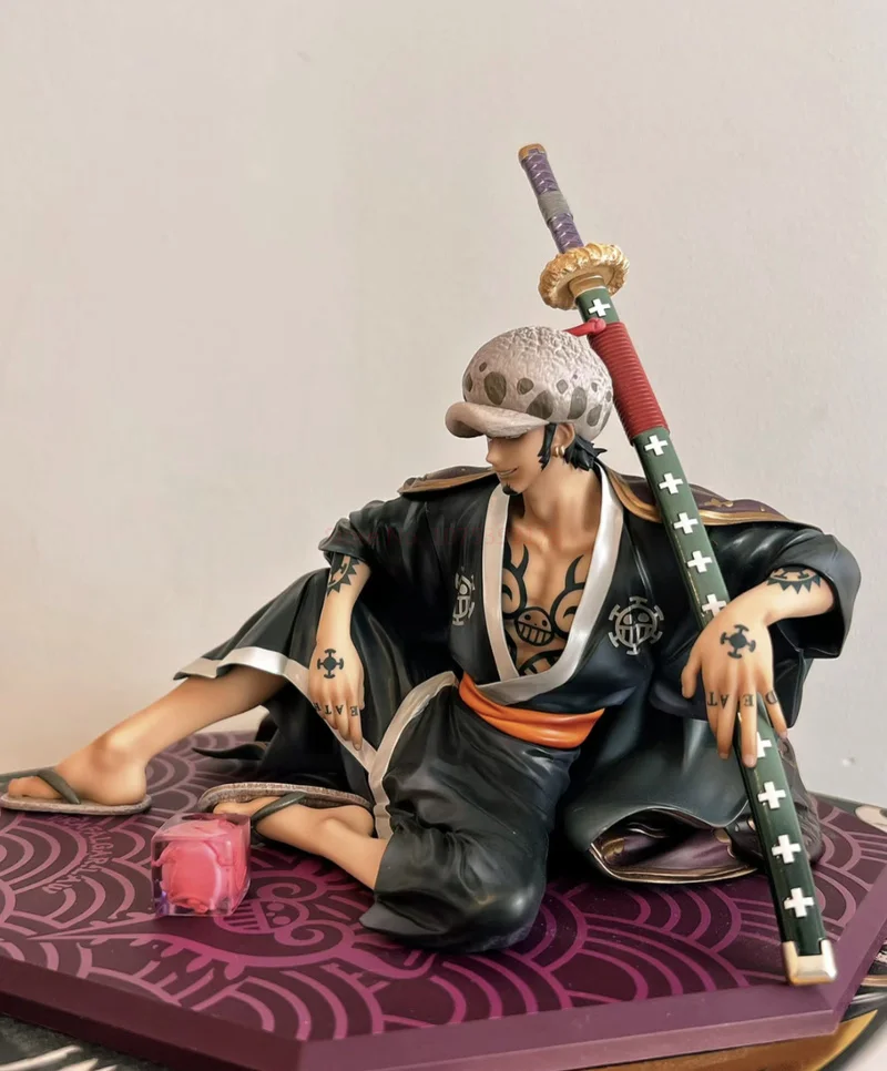 Jednoczęściowa figurka Trafalgar Law figurka Anime siedząca Kimono figurka Model z pcv dekoracja posągi zbierają zabawkę prezent urodzinowy