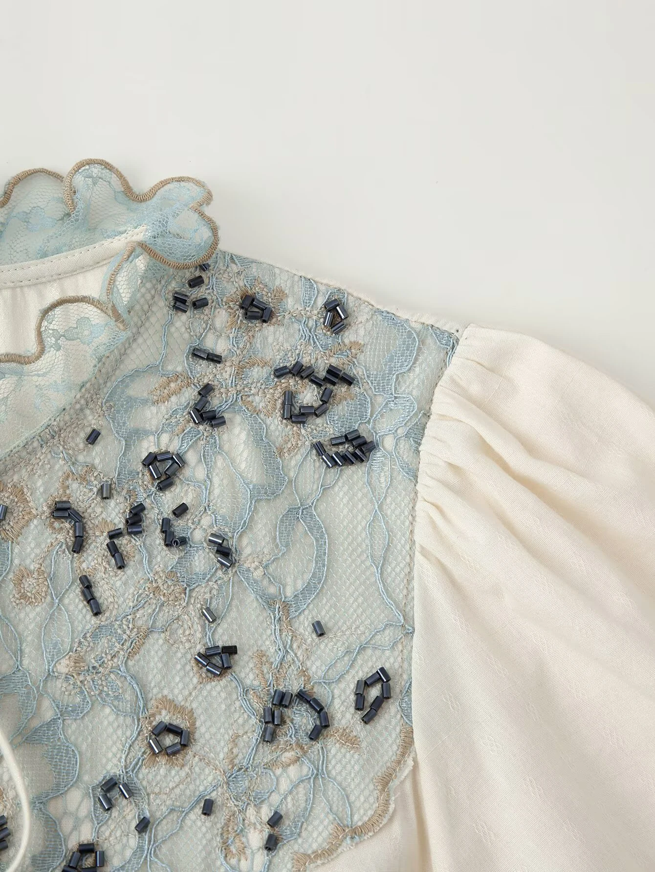 Europäischer und amerikanischer Stil 2026 Herbst Neue Damen-Freizeitbluse mit Farbblock-Design, Spitzen-Patchwork und V-Ausschnitt, Kurzarm – Detail 9