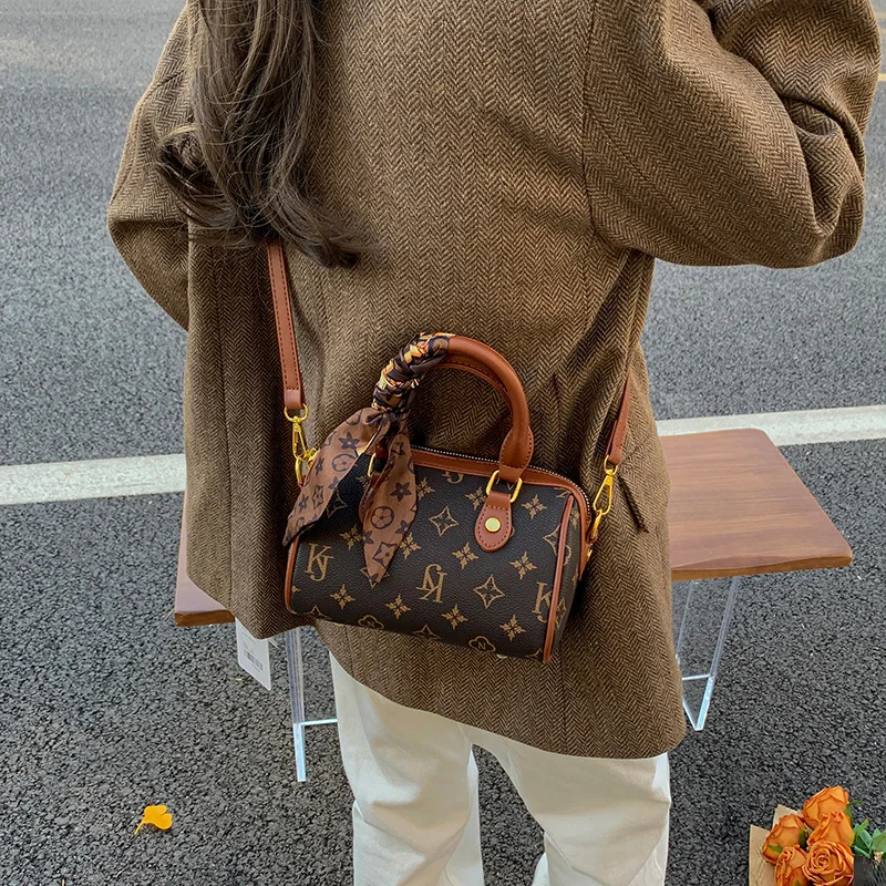 

2025 Niche Women's Shoulder Bag, Fashion Large Capacity Multi-way Crossbody Tote, Vintage Quilted Genuine Leather Purse for Work