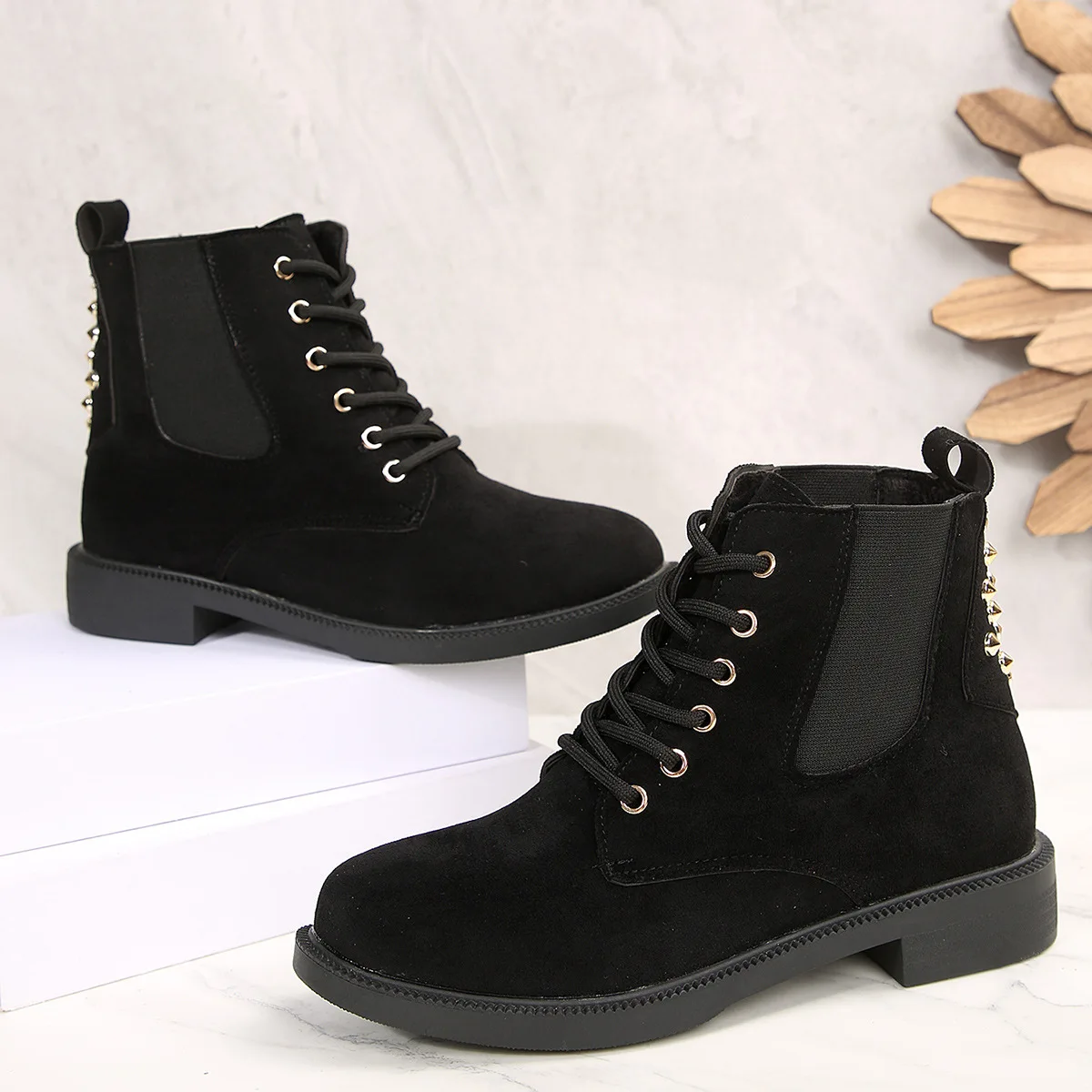 Large-sized foreign trade ankle boots for women, British-style suede round toe, 2025 winter new lace-up slim boots