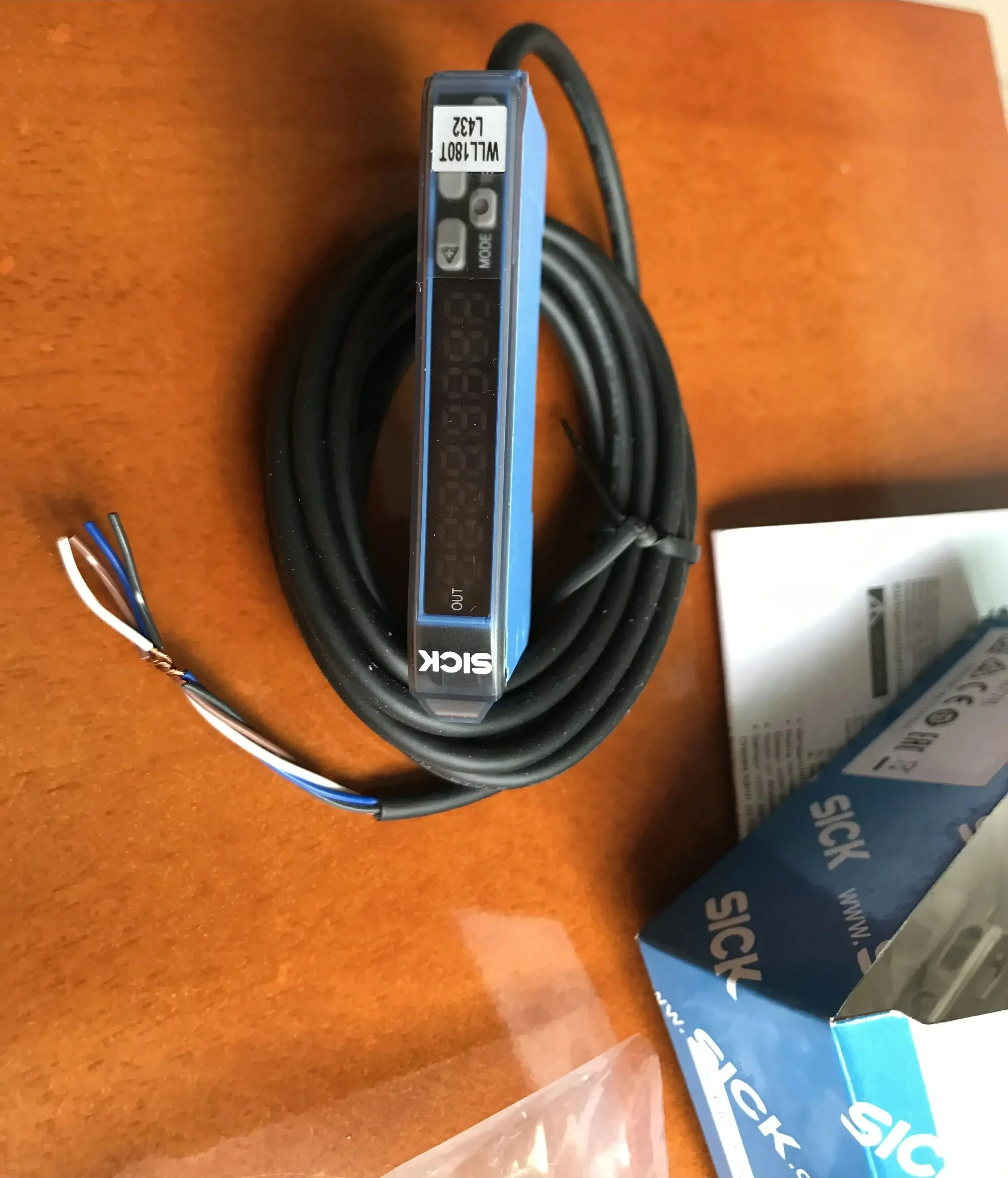 

WLL180T-L432 New original genuine fiber amplifier WLL180T-M432