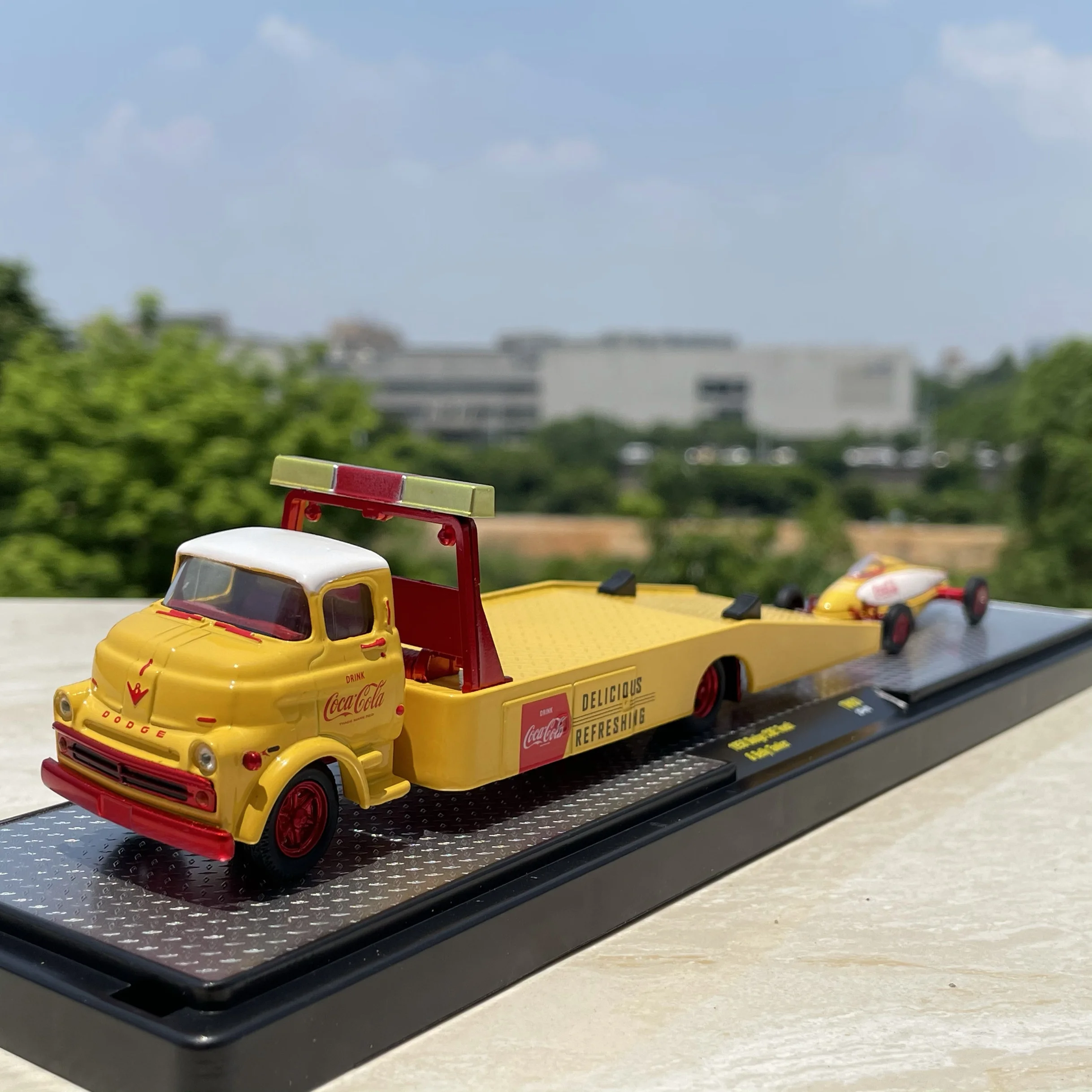 

Diecast M2 1:64 Scale Dodge Truck Trailer Coke Set Static Alloy Car Model Collectible Toy Gift Souvenir Display Ornament