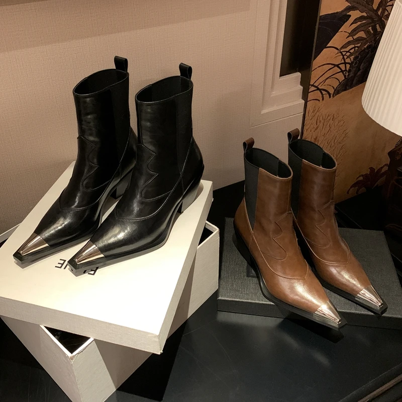 حذاء نسائي جديد من الجلد، جلد البقر، مقدمة معدنية، مقدمة مدببة، كعب سميك، كعب عالي، وساق، حذاء غربي قصير على الموضة