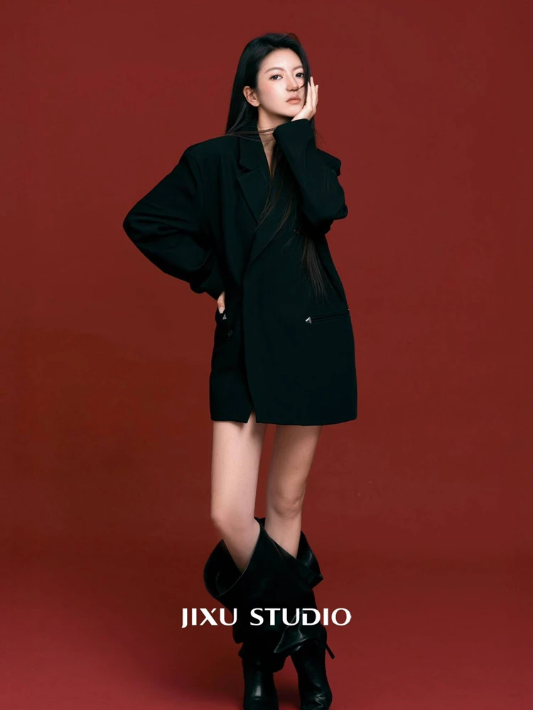 

2026 New Fashion Magazine Style Cold Tone Red Black Color Collision High End Suit Portrait Photography Costume Studio Use