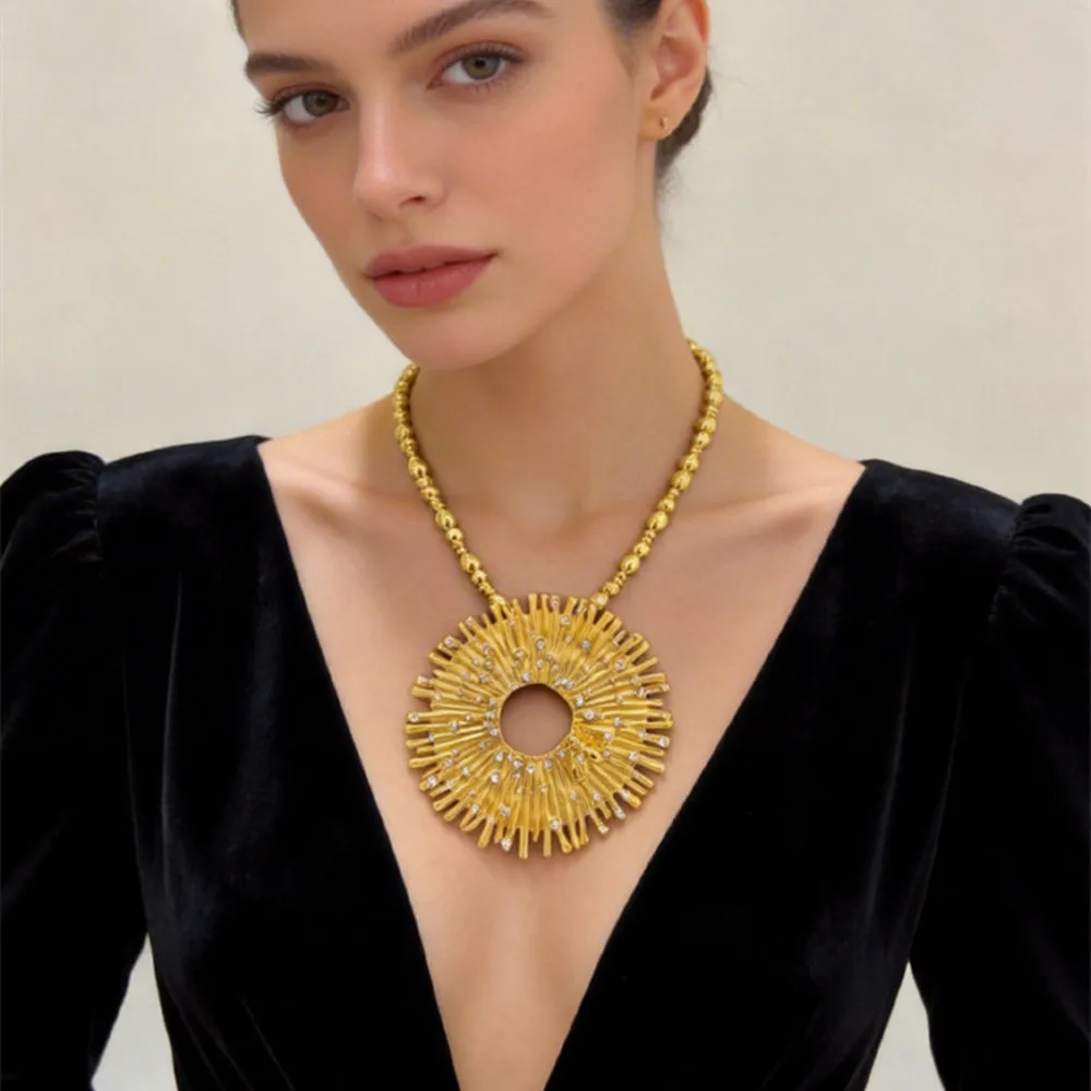 Übertriebene neue Halskette mit großem Sonnenanhänger aus Metalllegierung für Damen, Schmuck, Modenschau, Model-Statement, Kleidungszubehör