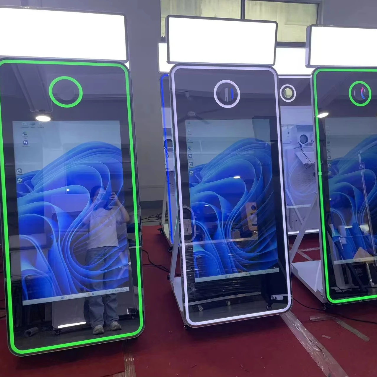 Factory Direct Price 70-inch Mirror Display Selfie AI Photo Booth With Touch Screen Magic Mirror Photo Booth