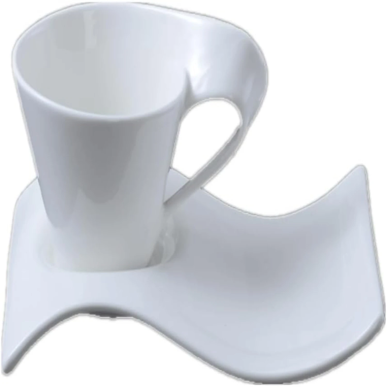 Hermoso y elegante juego de taza de café expreso y platillo para parejas de cerámica blanca, con un elegante diseño ondulado, detalles intrincados, un