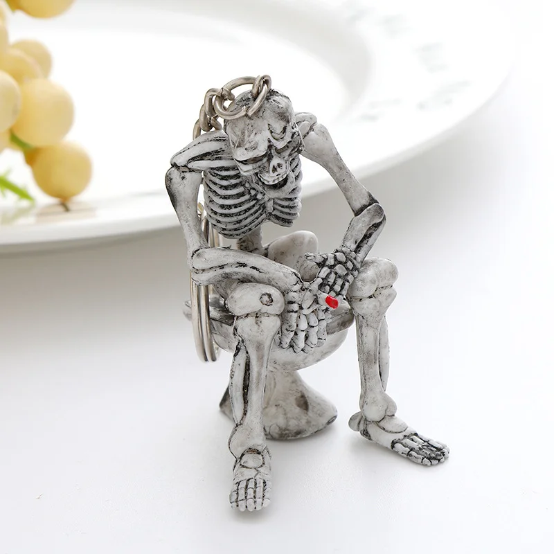 Kreativer Totenkopf-Toiletten-Geist-Schlüsselanhänger, Punk-Skelett, sitzender PVC-Schlüsselring, Auto-Anhänger, witziges Halloween-Geschenk, Retro, lustig – Detail 10