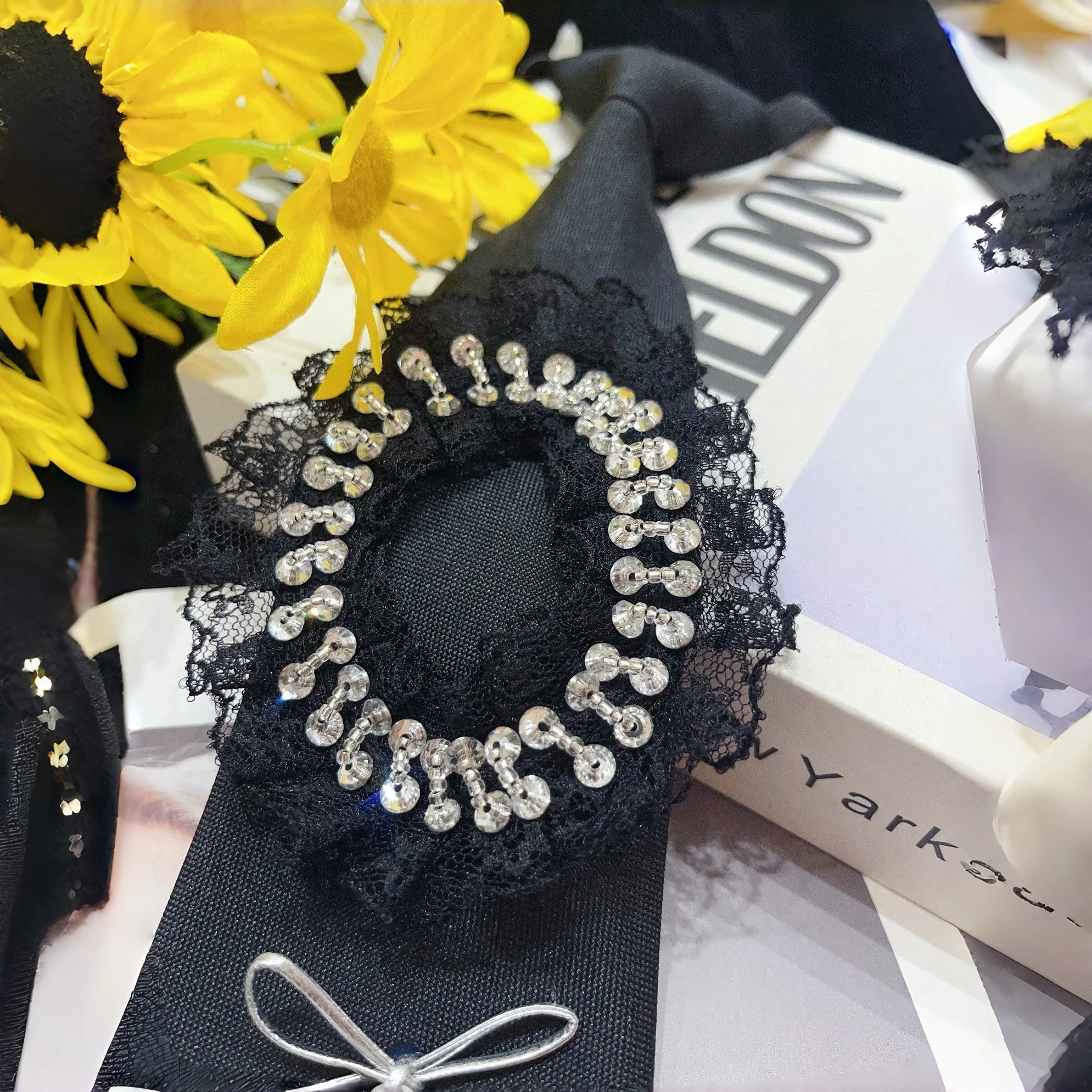 1 Corbata de poliéster brillante (fibra de poliéster) para mujer [estilo francés retro de alta sociedad] Corbata de encaje de perlas de alta gama con diseño único y adornos de diamantes de imitación, adecuada para fies