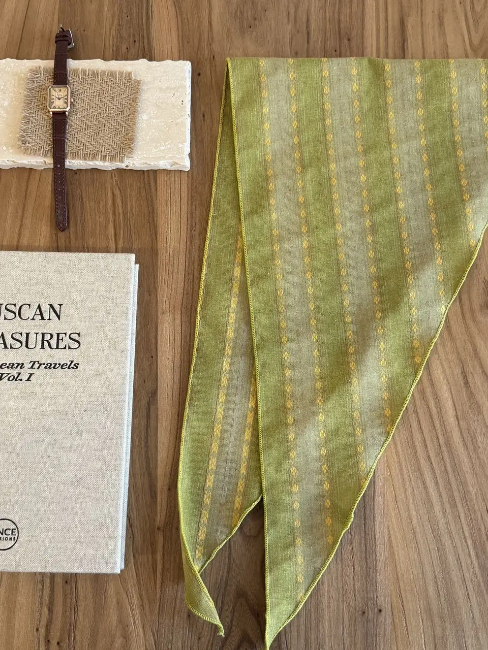 lenco-triangular-degrade-amarelo-e-verde-floresta-primaveril-textura-algodao-e-linho-para-passeios-e-fotografia-estilo-cor