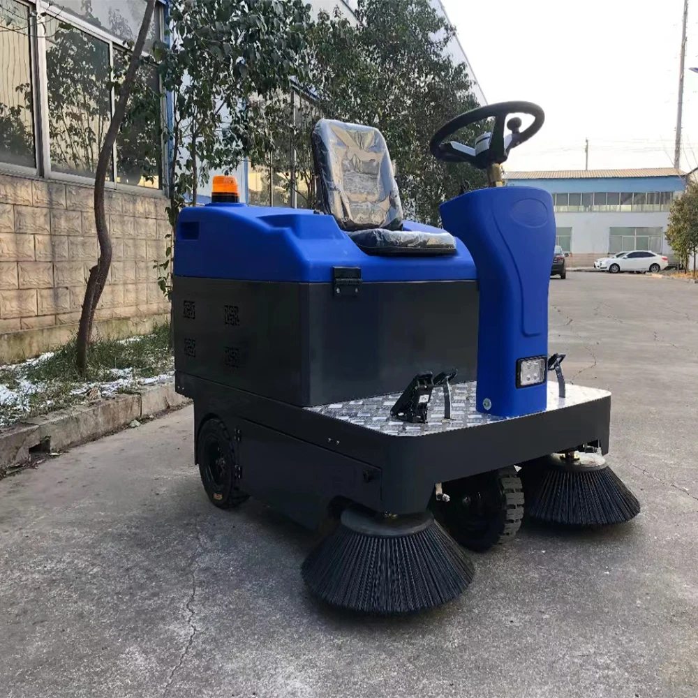 Automatic Road Floor Driving Sweeper Machine Vacuuming Water Spray Cleaning Machine Clean Up Gravel and Fallen Leaves