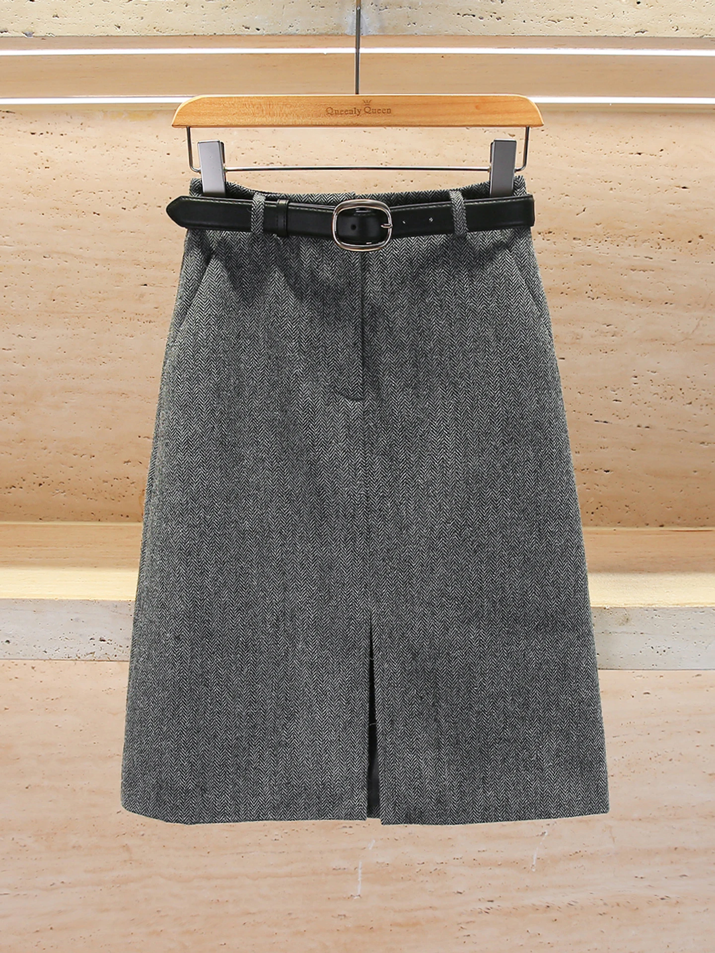 

Юбка с высокой талией и асимметричным подолом в школьном стиле: элегантный, женственный дизайн для осенне-зимнего сезона, удобный для повседневной носки