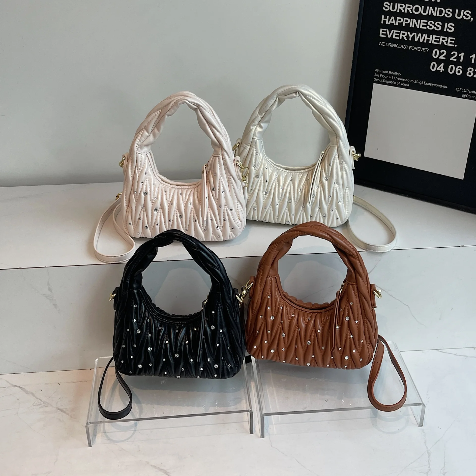 

New Pleated Rhombus Bag for Women, Fashionable Hand-carried Dumpling Bag, Popular Simple Model, Versatile Commuter Style