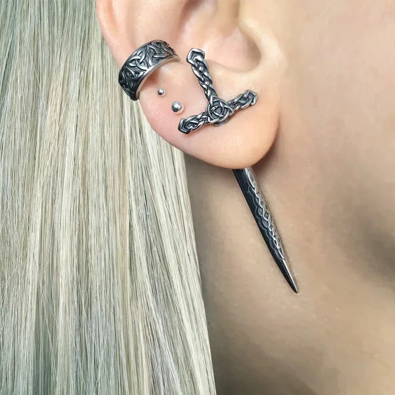 Joyería divertida de acero, espada Punk, pendientes de Piercing Kinitial gótico para mujeres y hombres, chaqueta de oreja con patrón gótico, pendiente de daga, joyería