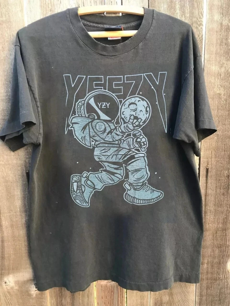 Camiseta Rara de Kanye West Yeezy Astronaut Globe Tour en Color Carbón, Reimpresión