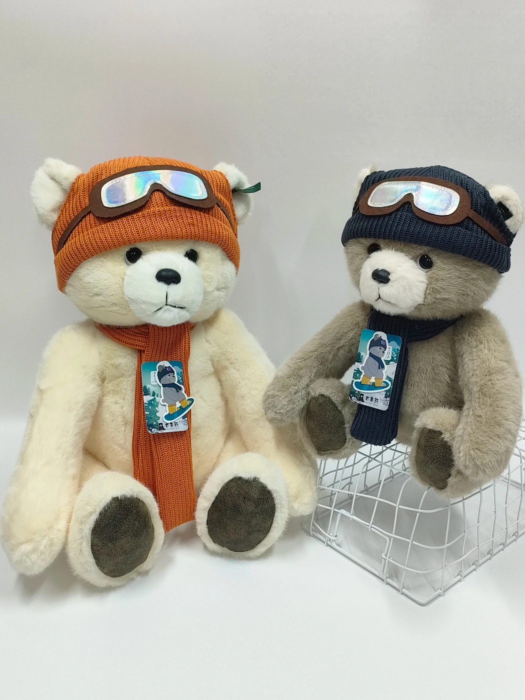 

Милый плюшевый мишка-игрушка в шарфе, катящийся на лыжах, подарок для парня, мягкая коллекционная игрушка