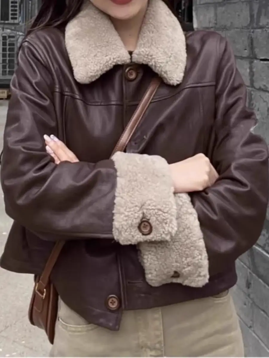 Brauner Retro-Stil aus Baumwollleder, kurz, Motorradbekleidung, Lammfell-Ledermantel, Damen-Herbst-Winter-Einreiher, PU-Mantel