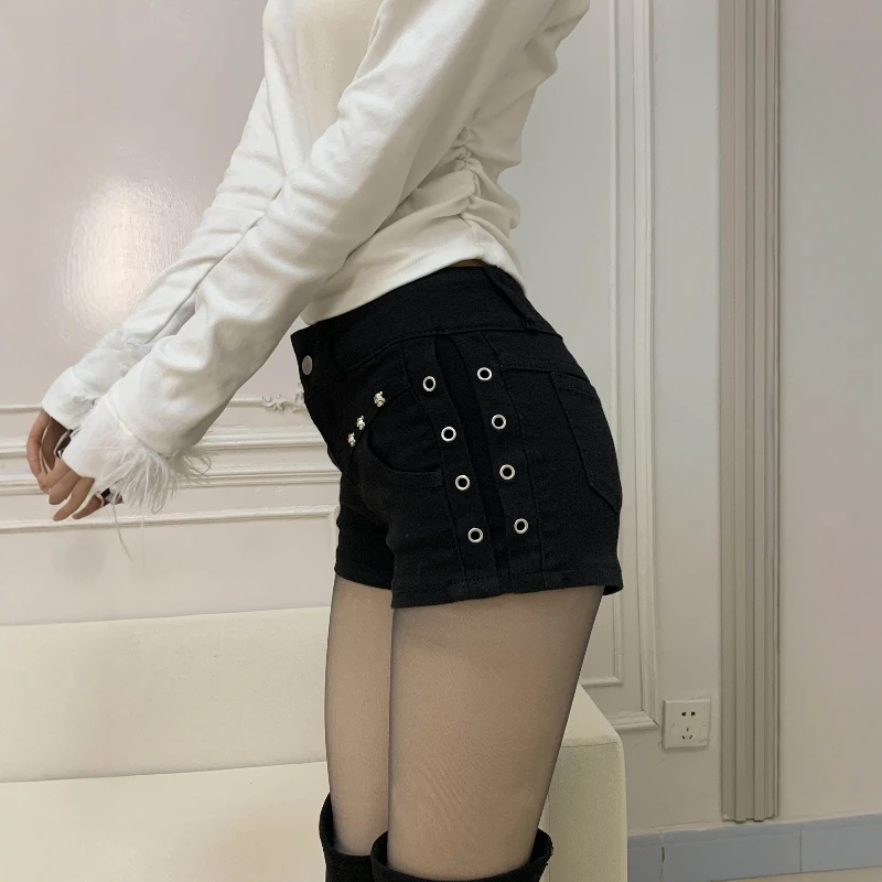 

Retro American Spicy Girl Style Rivet Denim Shorts Women's Black Slim Elastic Fitting Versatile Design Hot Pants High Waist C...