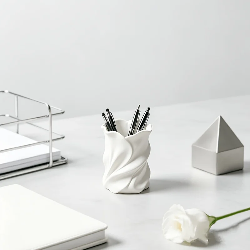 Twisty Wavy Petal Plastic Pen Holder, Cream Style Desktop Ornament, Student Office Makeup Brush Organizer, High-V Small Vase
