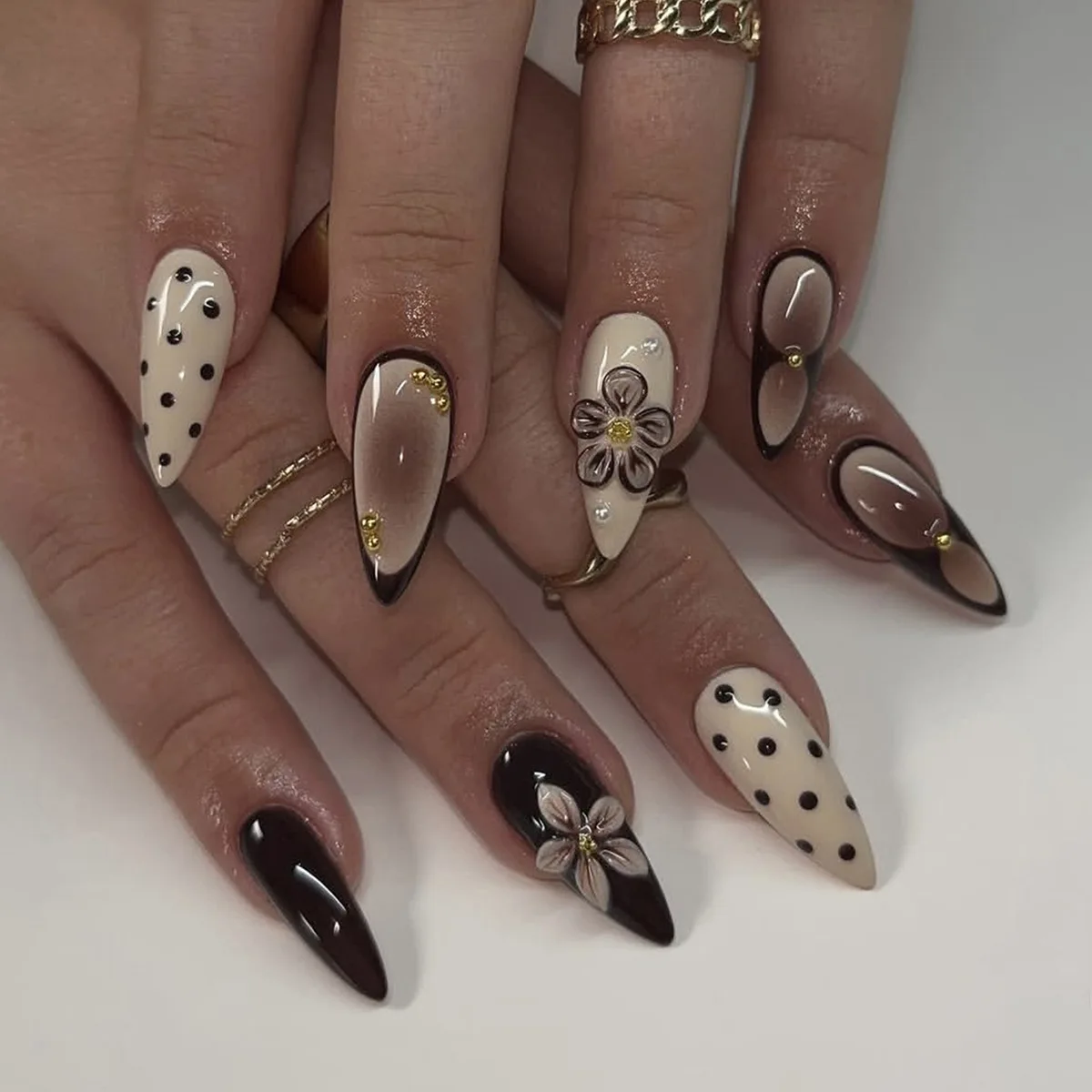 24枚入り アーモンド型 エレガントな3Dフラワー柄 フレンチチップデザイン 取り外し可能な付け爪 女性用 プレスオンネイル マニキュアアート