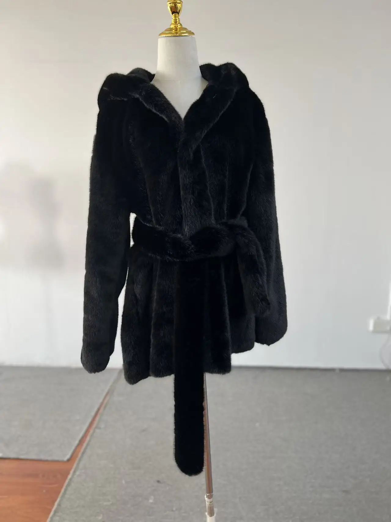 Nowy płaszcz damski ze sztucznego futra lisa i norek na sezon Jesień Zima 2025, elegancka kurtka z wysokiej półki, wiązana w talii.