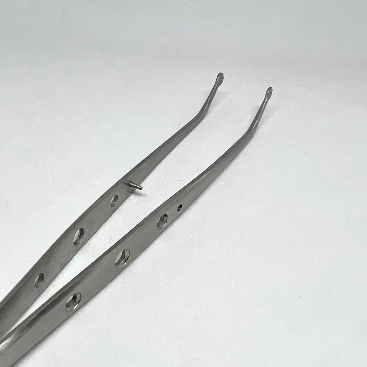 Dental Suture Tweezers, Surgical C-Shaped Ring Tweezers, Surgical Angled Serrated Tweezers, Dental Medical Tools.