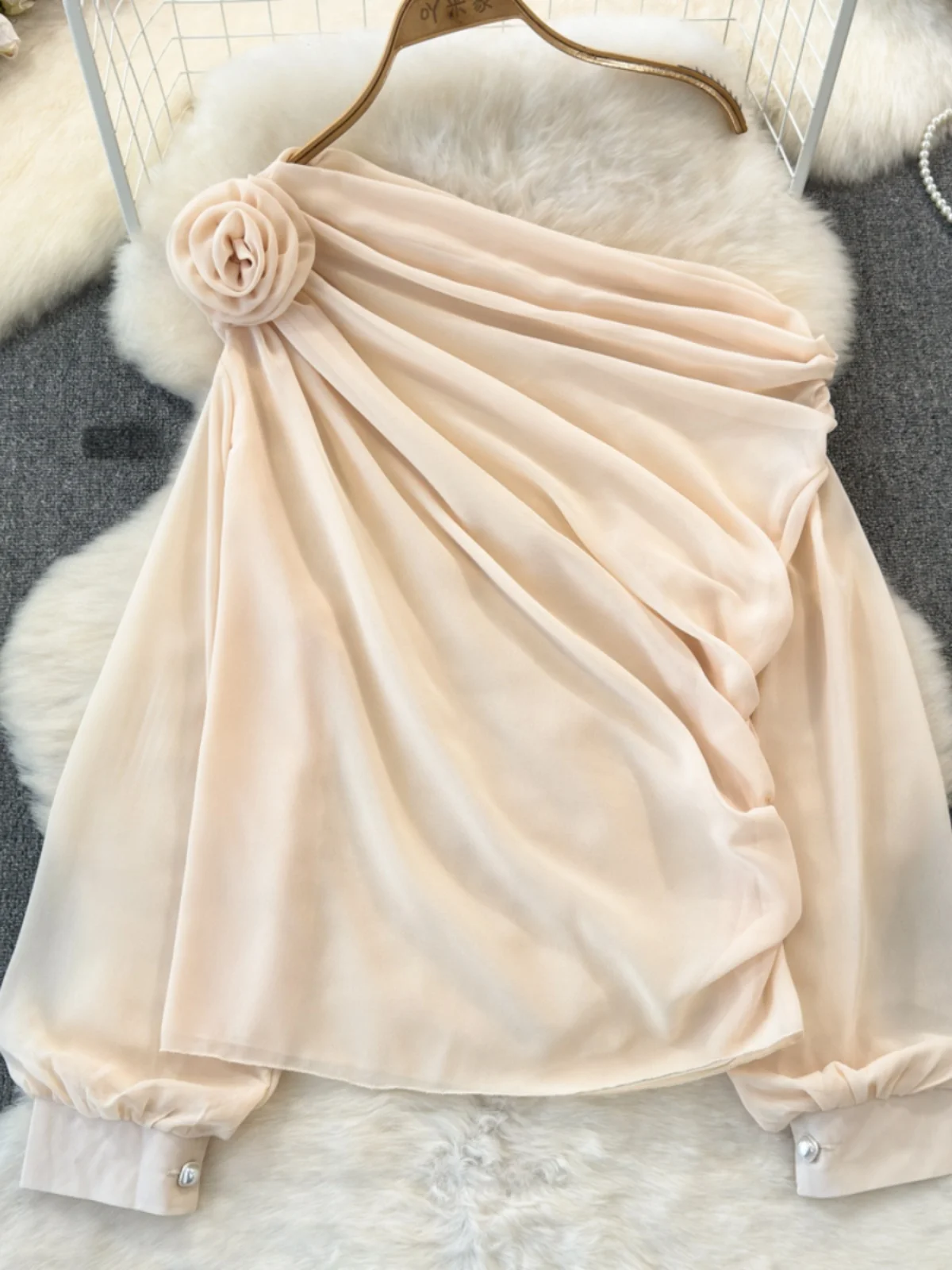 قميص شيفون فضفاض للنساء للتنحيف، تصميم عصري لفصلي الربيع والخريف مع زهور ثلاثية الأبعاد وياقة مائلة وكتف مكشوف، بلوزة كاجوال