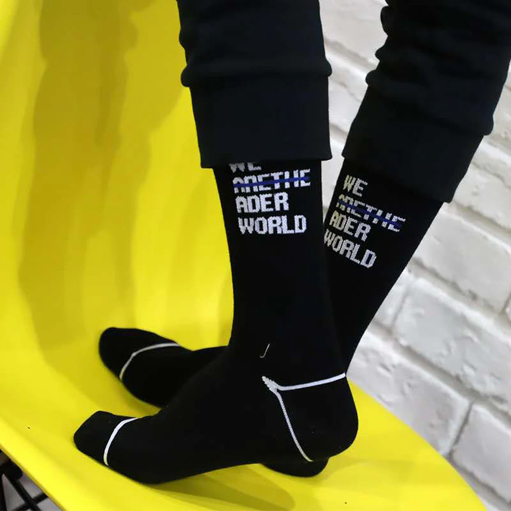 Calcetines largos de algodón con estampado divertido para hombre y mujer, medias deportivas de color negro, estilo Hip Hop, 1997