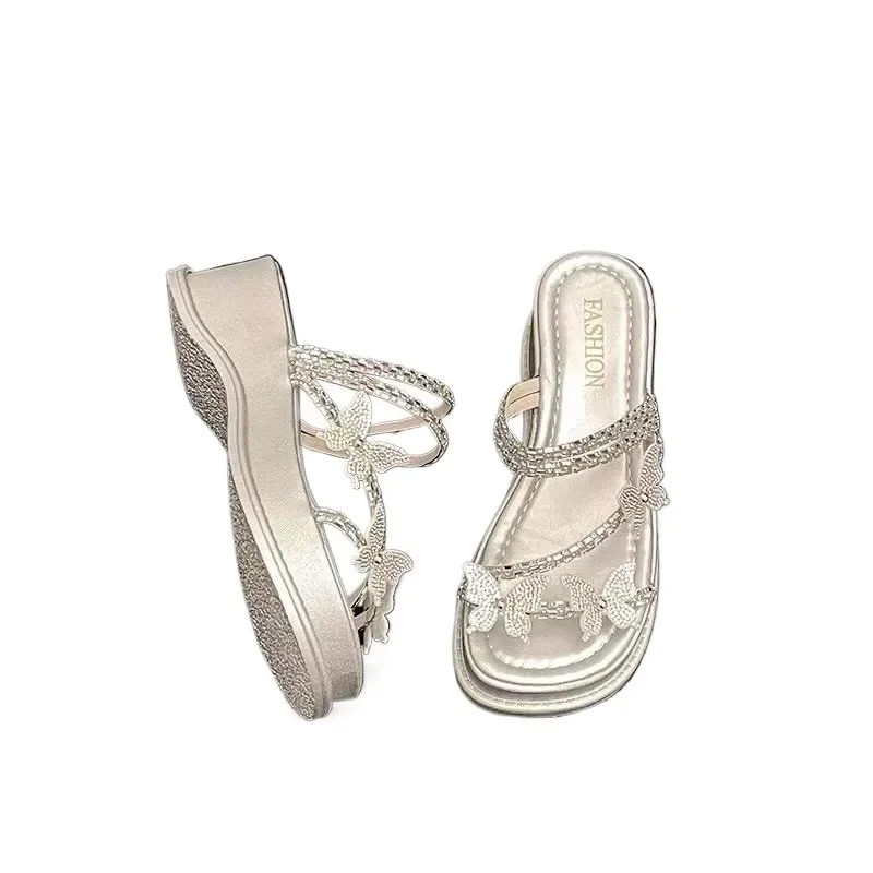 2025 여름 새로운 여성의 두꺼운 단독 크리스탈 나비 샌들 해변 야외 및 클래식 사용을위한 라운드 발가락 패션 슬리퍼 ‌ 신발