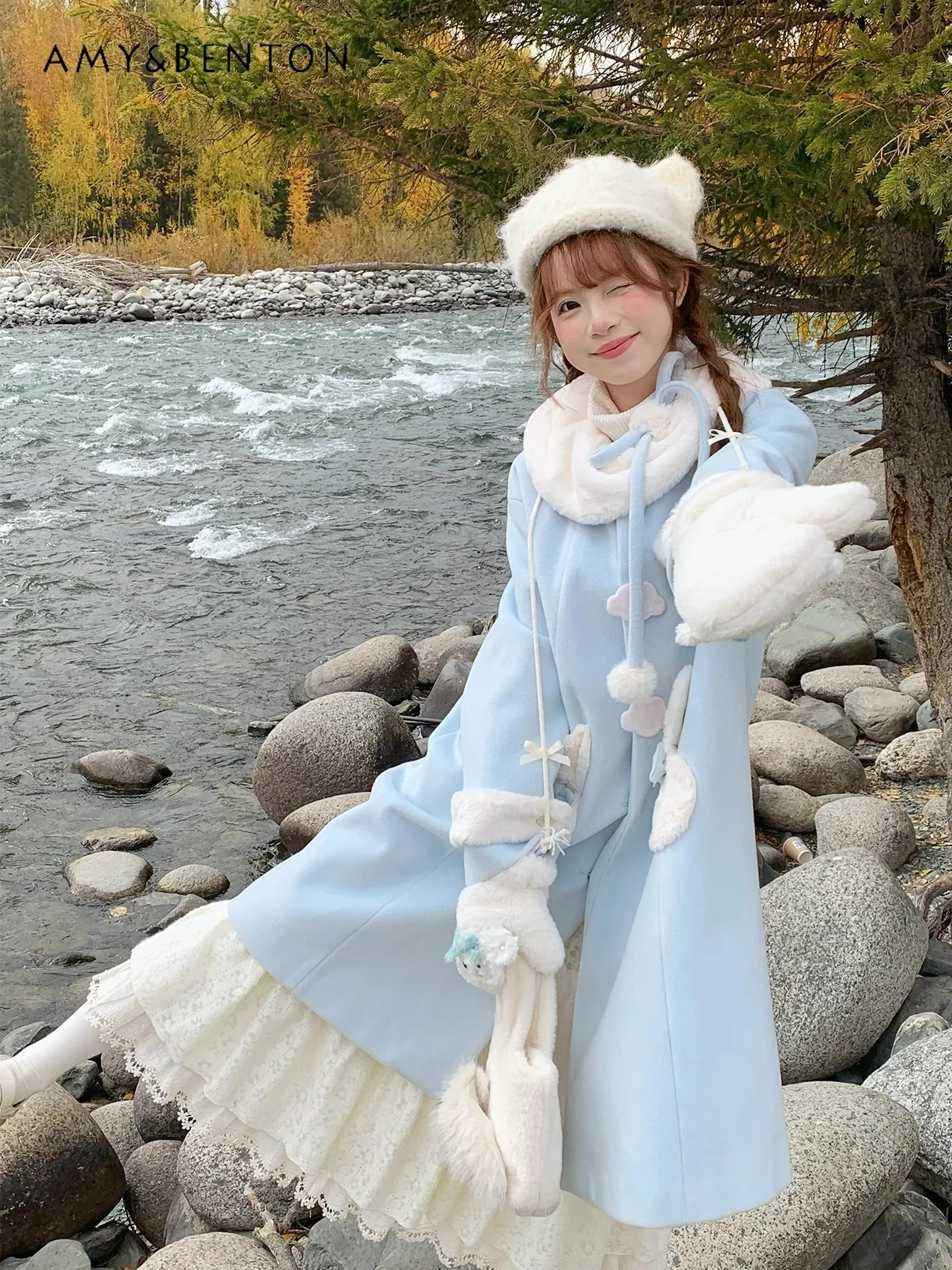 Abrigo de longitud media con cuello de muñeca de felpa con estampado de dibujos animados y lazo azul bonito, chaqueta de lana para otoño e invierno, abrigo de un solo pecho para mujer